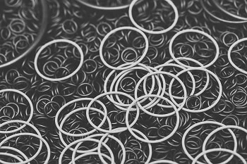 HNBR O-Rings in Black and White HNBR O-Rings in Black and White